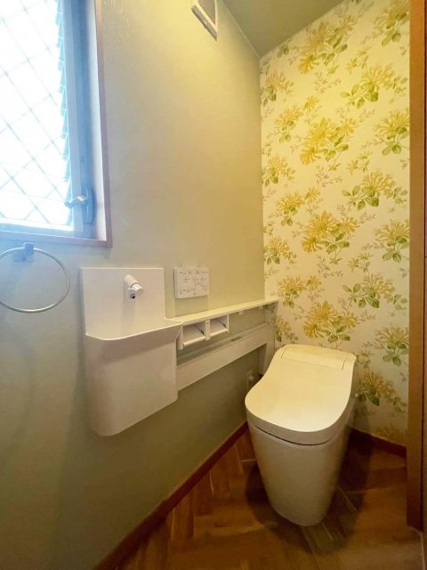 ローラアシュレイのクロスで華やかなトイレイメージ
